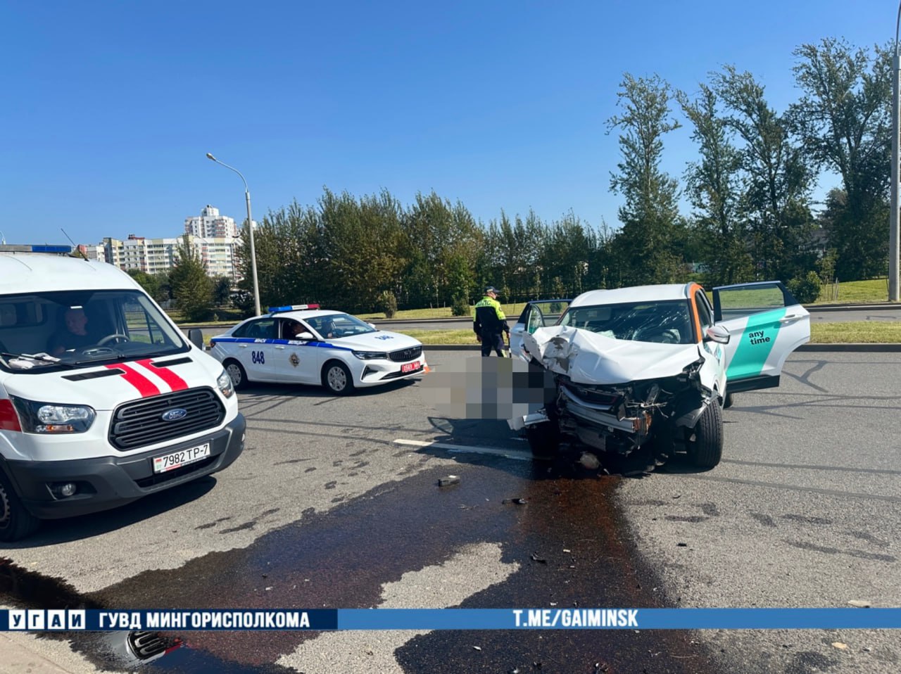 Водитель каршеринга врезался в столб в Минске. Его жена погибла, дочь в больнице
