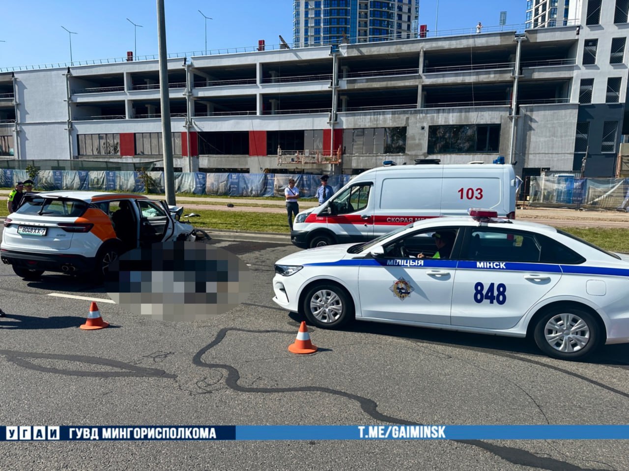 Водитель каршеринга врезался в столб в Минске. Его жена погибла, дочь в больнице