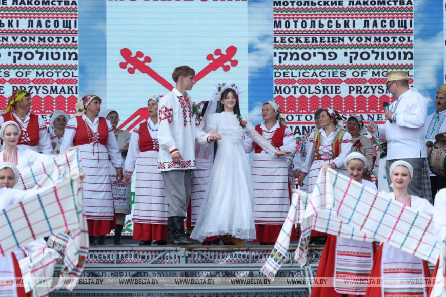 Вясельны абрад Палесся ўзнавілі на фестывалі «Мотальскiя прысмакі» - фотафакт