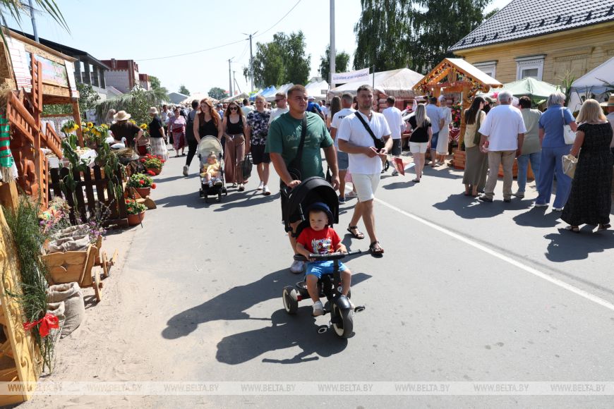 Вясельны абрад Палесся ўзнавілі на фестывалі «Мотальскiя прысмакі» - фотафакт