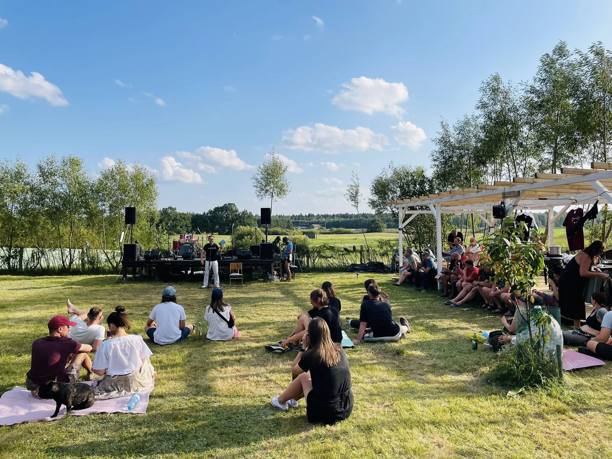 Аляксей Дзікавіцкі чытыў свае вершы на фэсце Prekupalle ў Біндзюзе пад музыку «хэві-метал» — фота