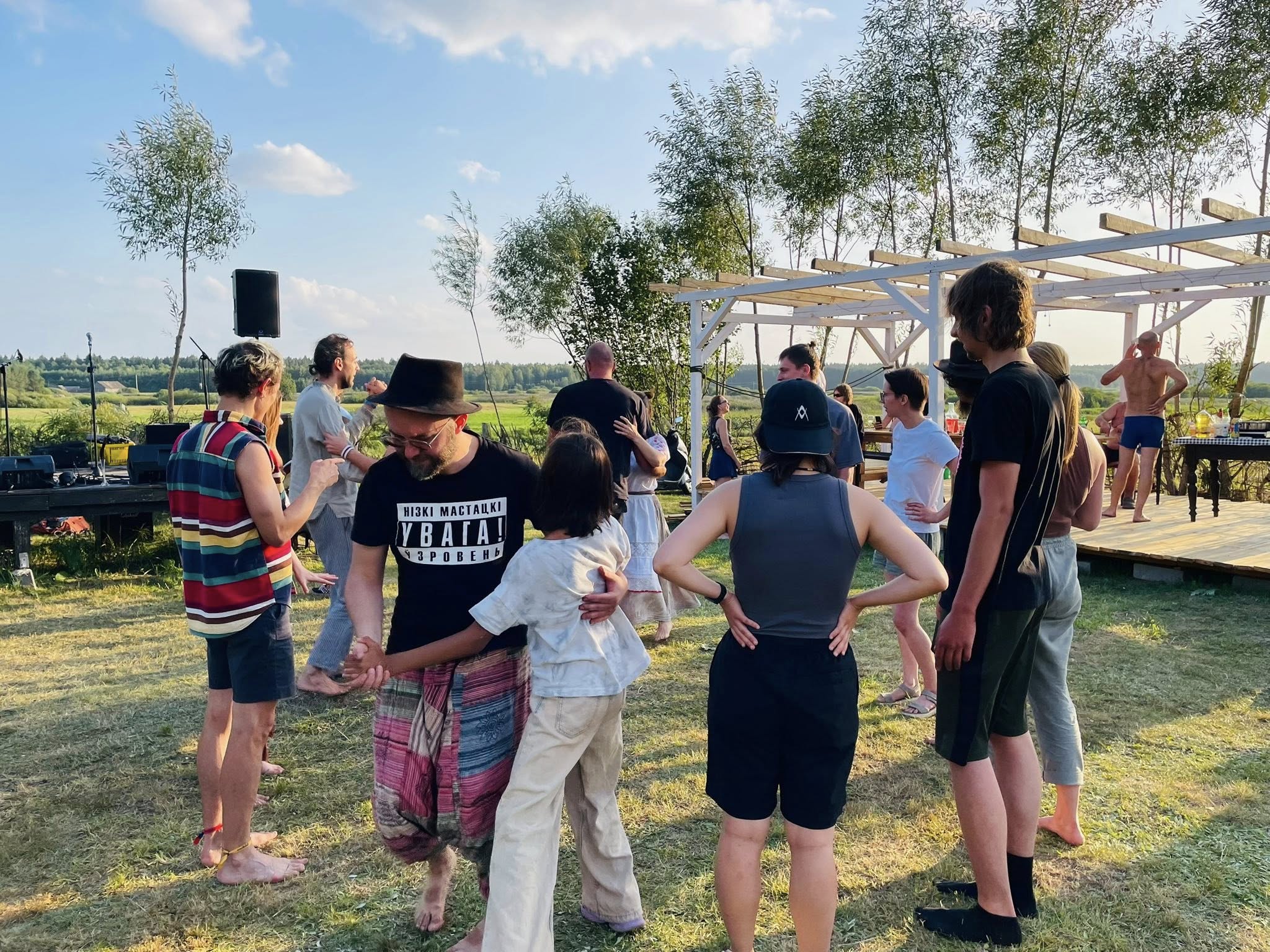 Аляксей Дзікавіцкі чытыў свае вершы на фэсце Prekupalle ў Біндзюзе пад музыку «хэві-метал» — фота