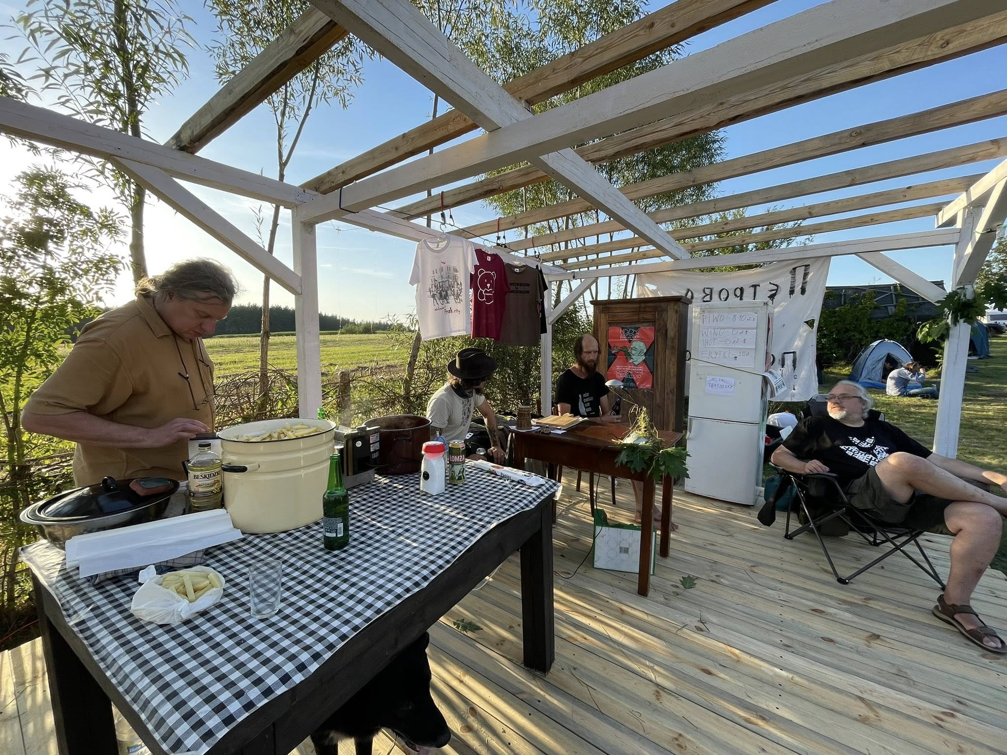 Аляксей Дзікавіцкі чытыў свае вершы на фэсце Prekupalle ў Біндзюзе пад музыку «хэві-метал» — фота