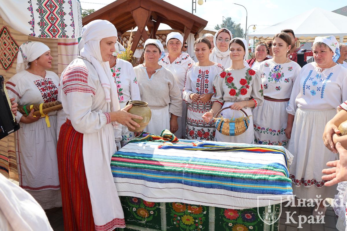 Вясельны абрад Палесся ўзнавілі на фестывалі «Мотальскiя прысмакі» - фотафакт