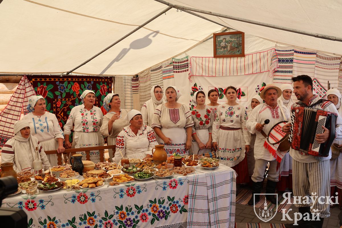 Вясельны абрад Палесся ўзнавілі на фестывалі «Мотальскiя прысмакі» - фотафакт