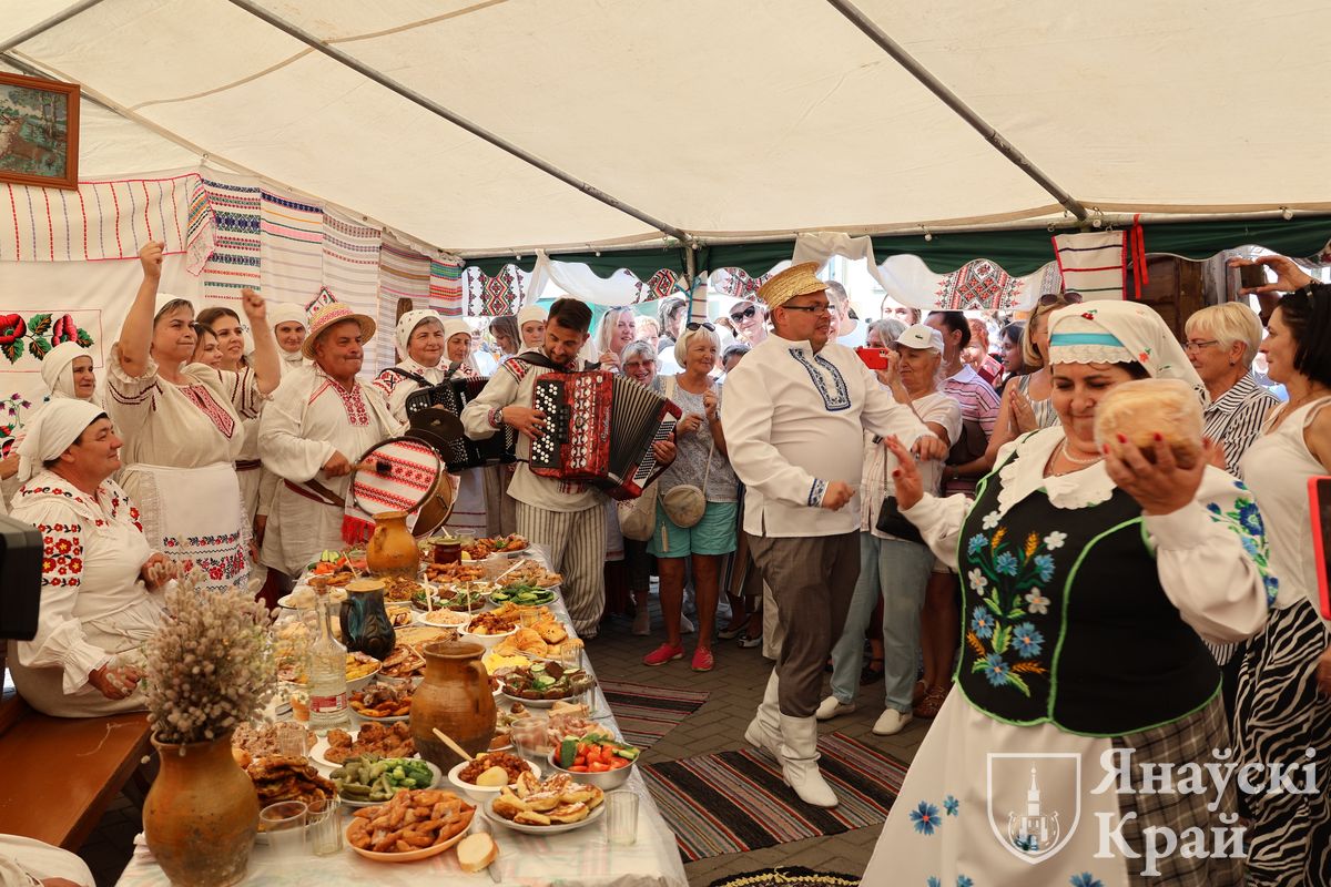 Вясельны абрад Палесся ўзнавілі на фестывалі «Мотальскiя прысмакі» - фотафакт