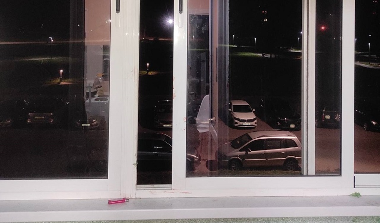 Пьяный могилевчанин сбросил сожительницу со второго этажа, затащил в квартиру и избил