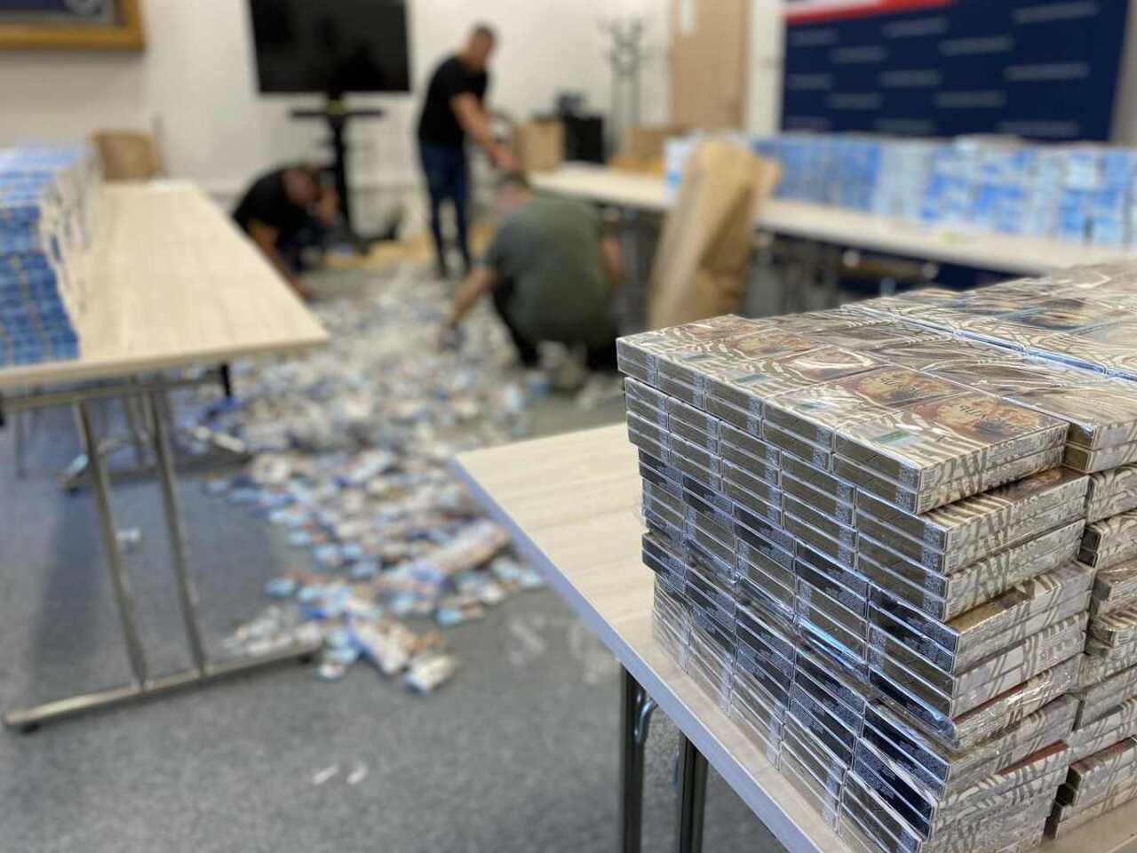 Коробки с контрабандными сигаретами оказались на трассе после ДТП в Польше