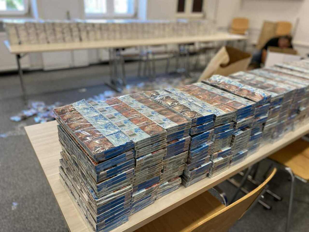 Коробки с контрабандными сигаретами оказались на трассе после ДТП в Польше