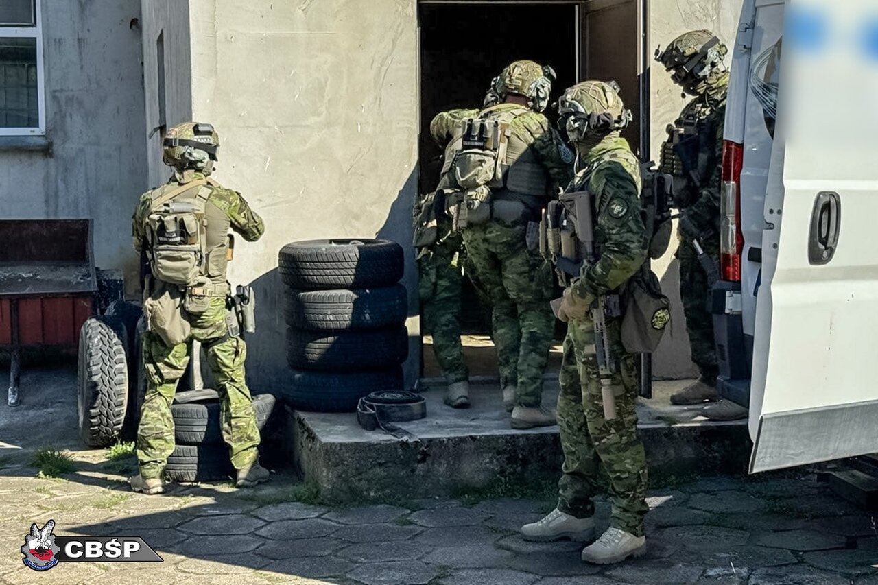 Двух беларусов задержали в Польше на подпольной табачной фабрике