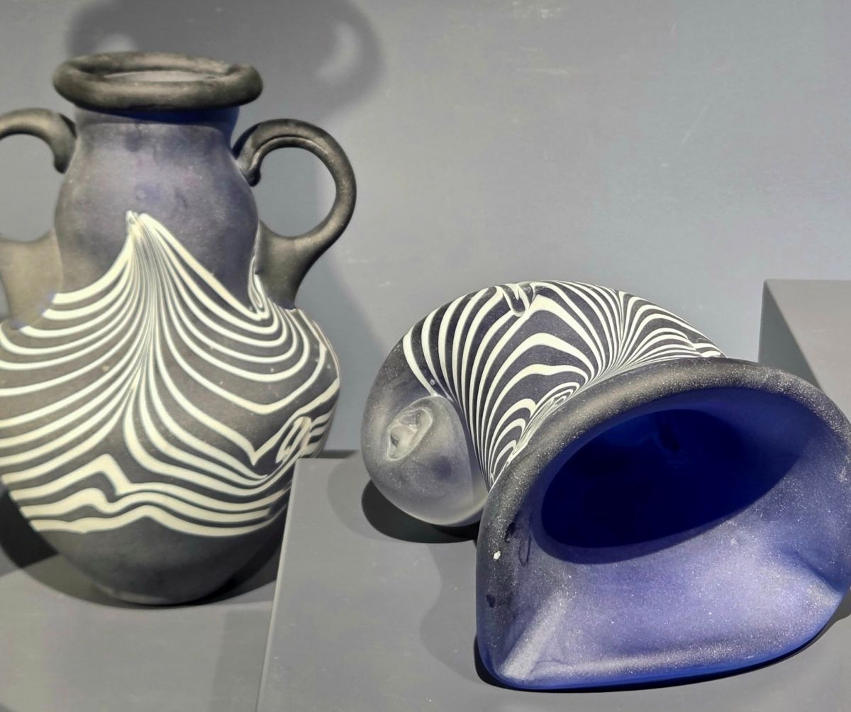 У Нацыянальным мастацкім музеі адкрылася выстава шкла ў адценнях сіняга