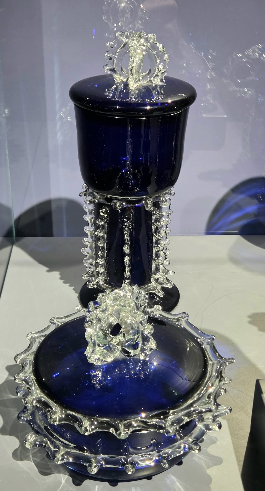 У Нацыянальным мастацкім музеі адкрылася выстава шкла ў адценнях сіняга