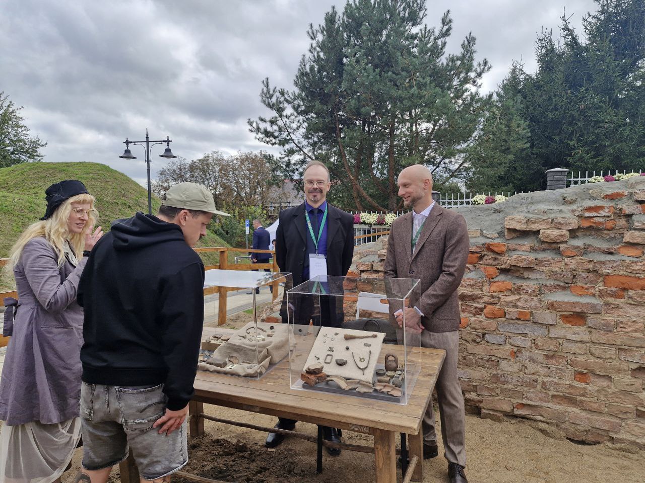 На заслаўскіх «Дажынках» археолагі прэзентавалі вынікі раскопак мясцовага гарадзішча – фотафакт