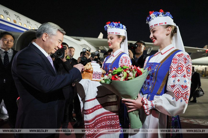 Ли Си провел краткие переговоры с главой Администрации Лукашенко