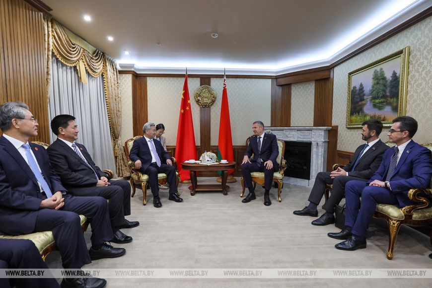 Ли Си провел краткие переговоры с главой Администрации Лукашенко