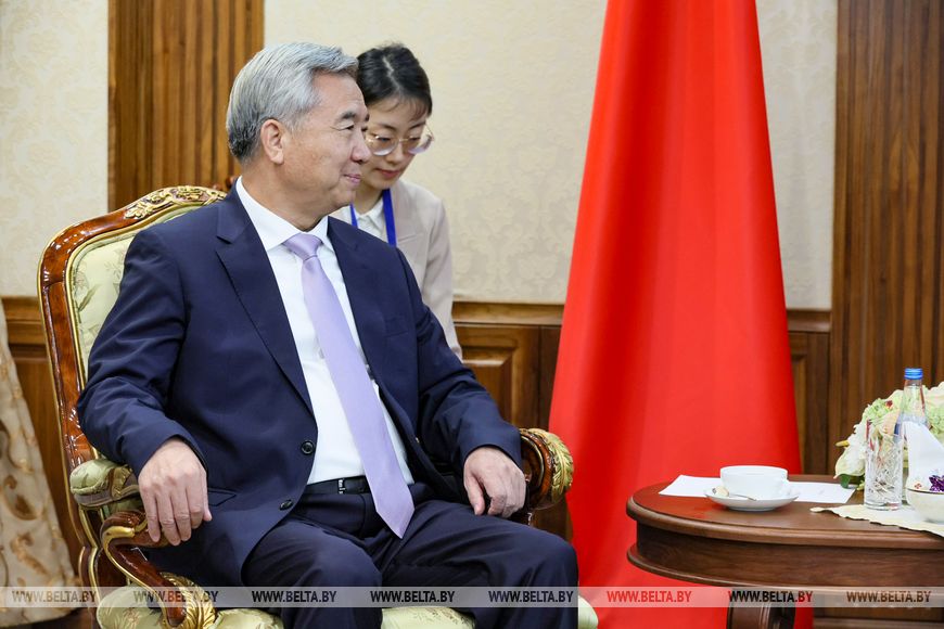 Ли Си провел краткие переговоры с главой Администрации Лукашенко