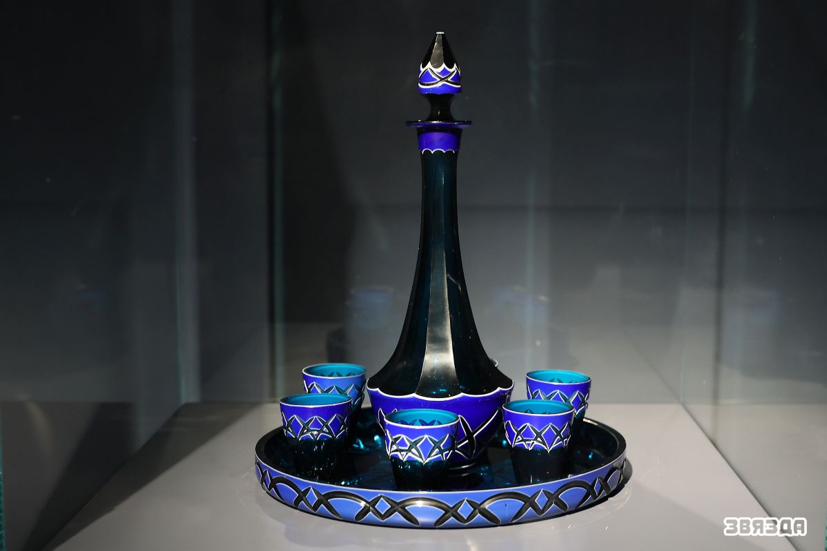 У Нацыянальным мастацкім музеі адкрылася выстава шкла ў адценнях сіняга