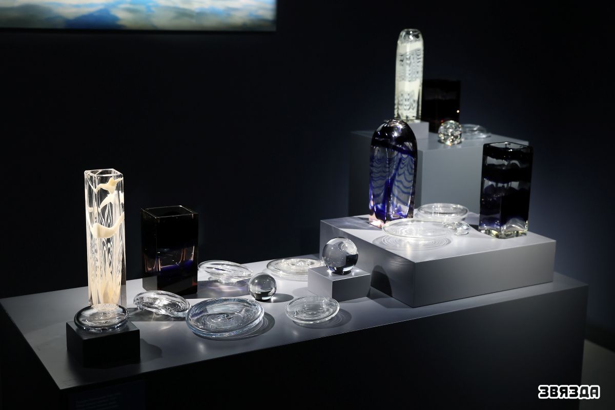 У Нацыянальным мастацкім музеі адкрылася выстава шкла ў адценнях сіняга