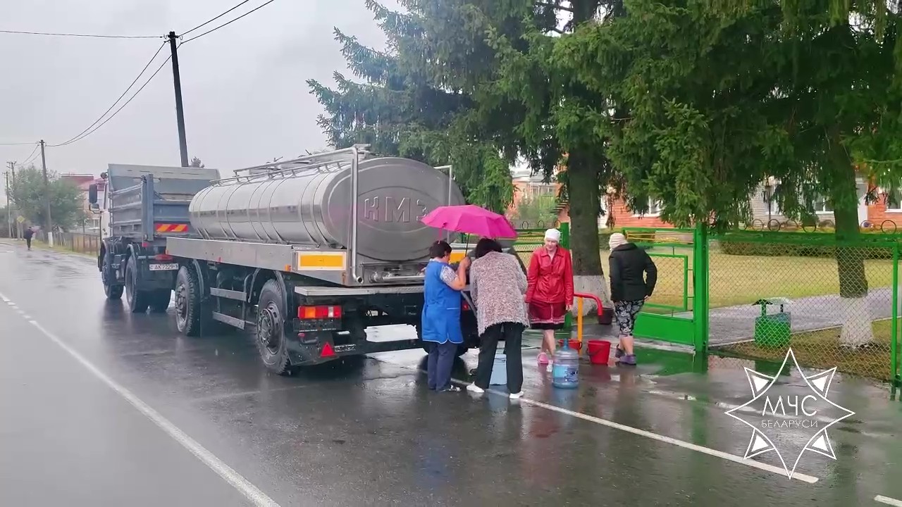 Трубопровод прорвало в Столинском районе. Без воды остались жилые дома и детские учреждения