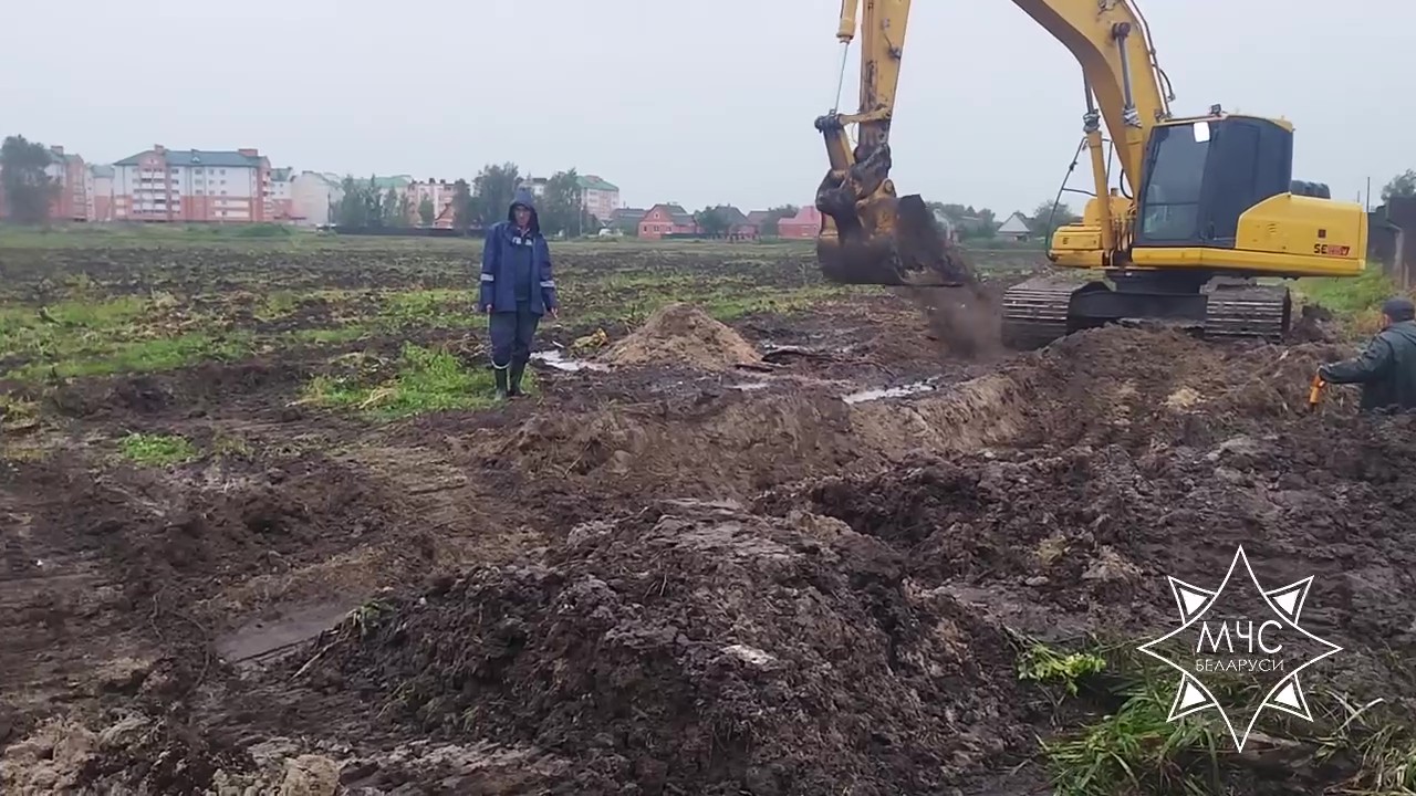 Трубопровод прорвало в Столинском районе. Без воды остались жилые дома и детские учреждения