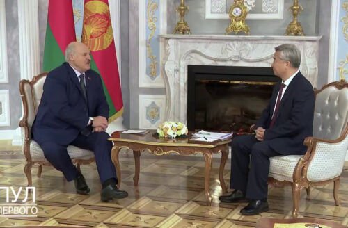 Александр Лукашенко и Ли Си. Скриншот видео ТГ-канала "Пул Первого"