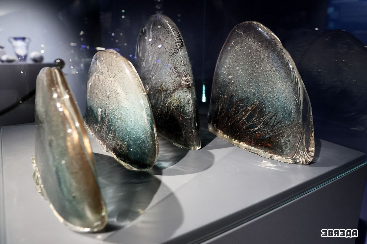 У Нацыянальным мастацкім музеі адкрылася выстава шкла ў адценнях сіняга