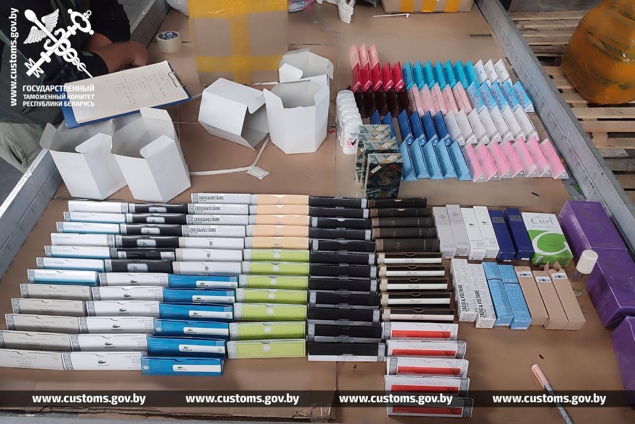 Таможня не пустила в Беларусь партию одежды и обуви из России
