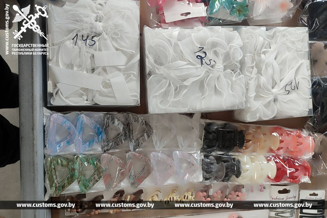 Таможня не пустила в Беларусь партию одежды и обуви из России