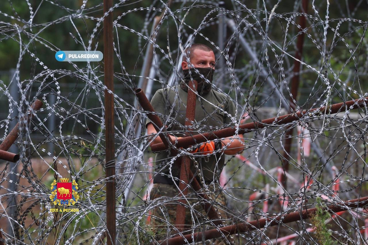 «Колючка» на железнодорожных путях на границе с Беларусью - фотофакт