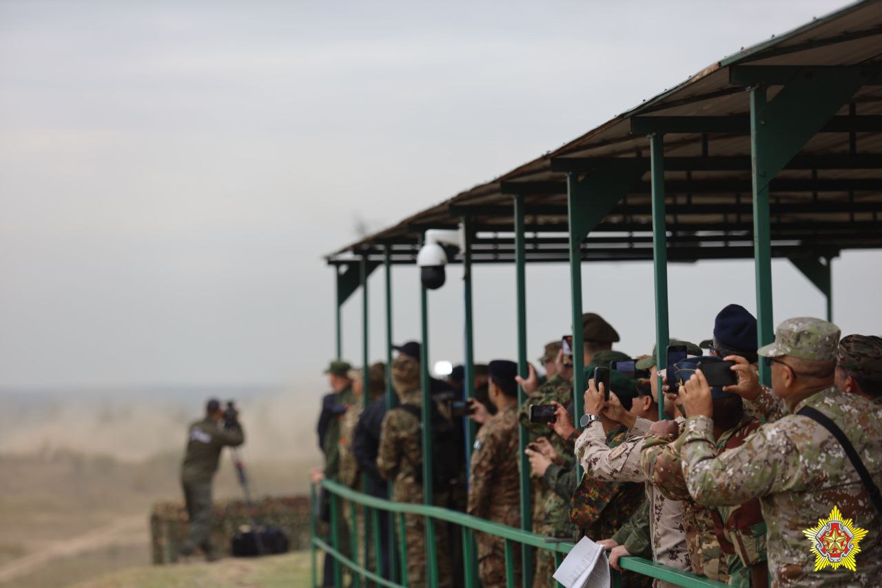 Военный атташе США наблюдает за учением "Запад-2025"