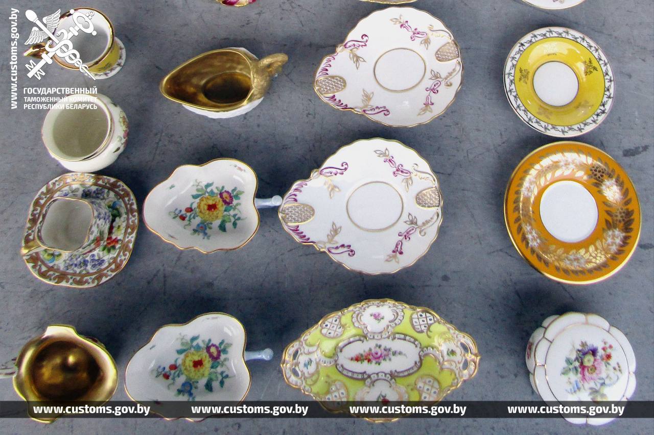 Россиянин попытался скрыть винтажную посуду от беларусских таможенников. Не удалось