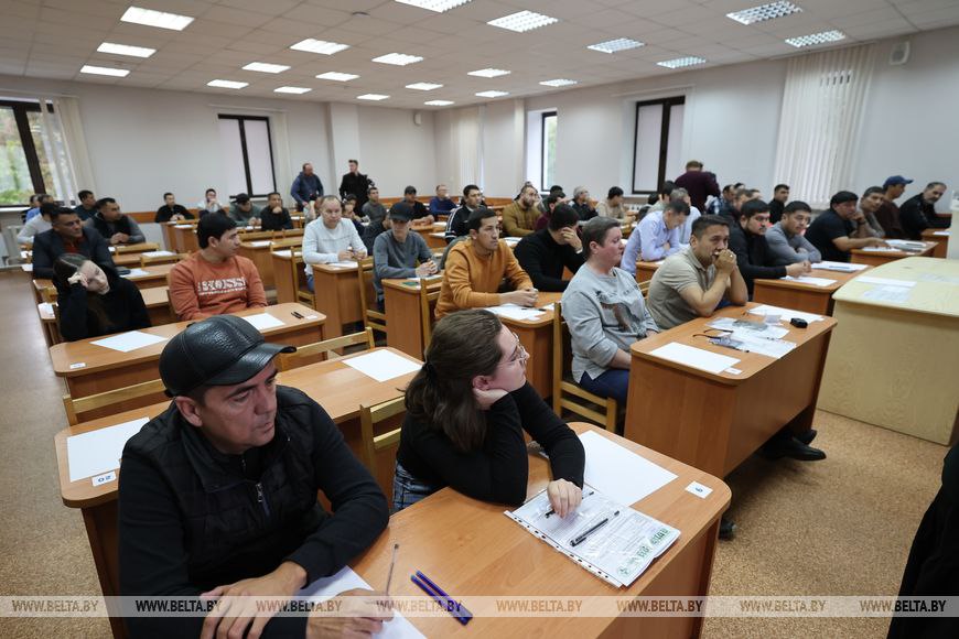 На первый экзамен для мигрантов пришло около 200 человек