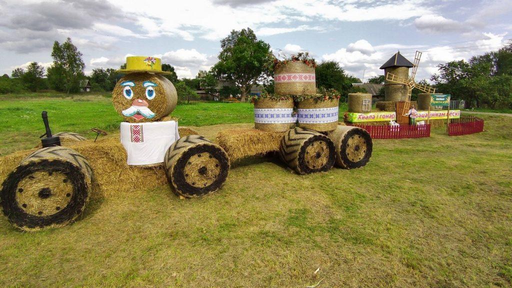 Замки из соломы и не только. Лучшую конструкцию к "Дажынкам" выбирают в Минской области
