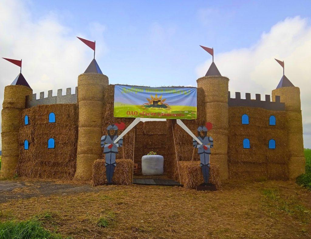 Замки из соломы и не только. Лучшую конструкцию к "Дажынкам" выбирают в Минской области