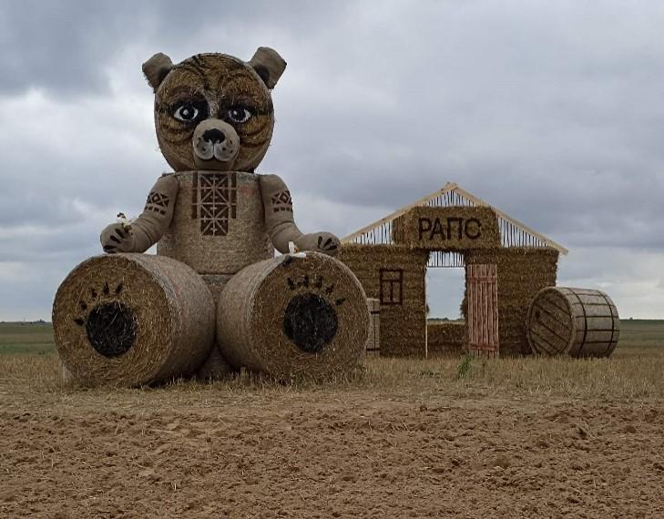 Замки из соломы и не только. Лучшую конструкцию к "Дажынкам" выбирают в Минской области
