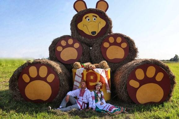 Замки из соломы и не только. Лучшую конструкцию к "Дажынкам" выбирают в Минской области