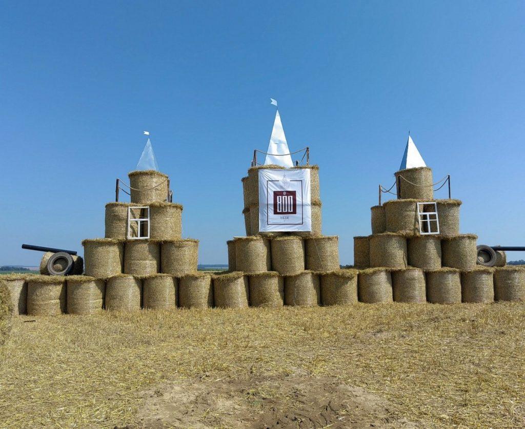 Замки из соломы и не только. Лучшую конструкцию к "Дажынкам" выбирают в Минской области