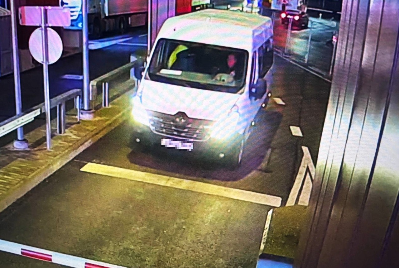 Беларус пытался въехать в Литву на бусе с тремя поддельными свидетельствами о регистрации