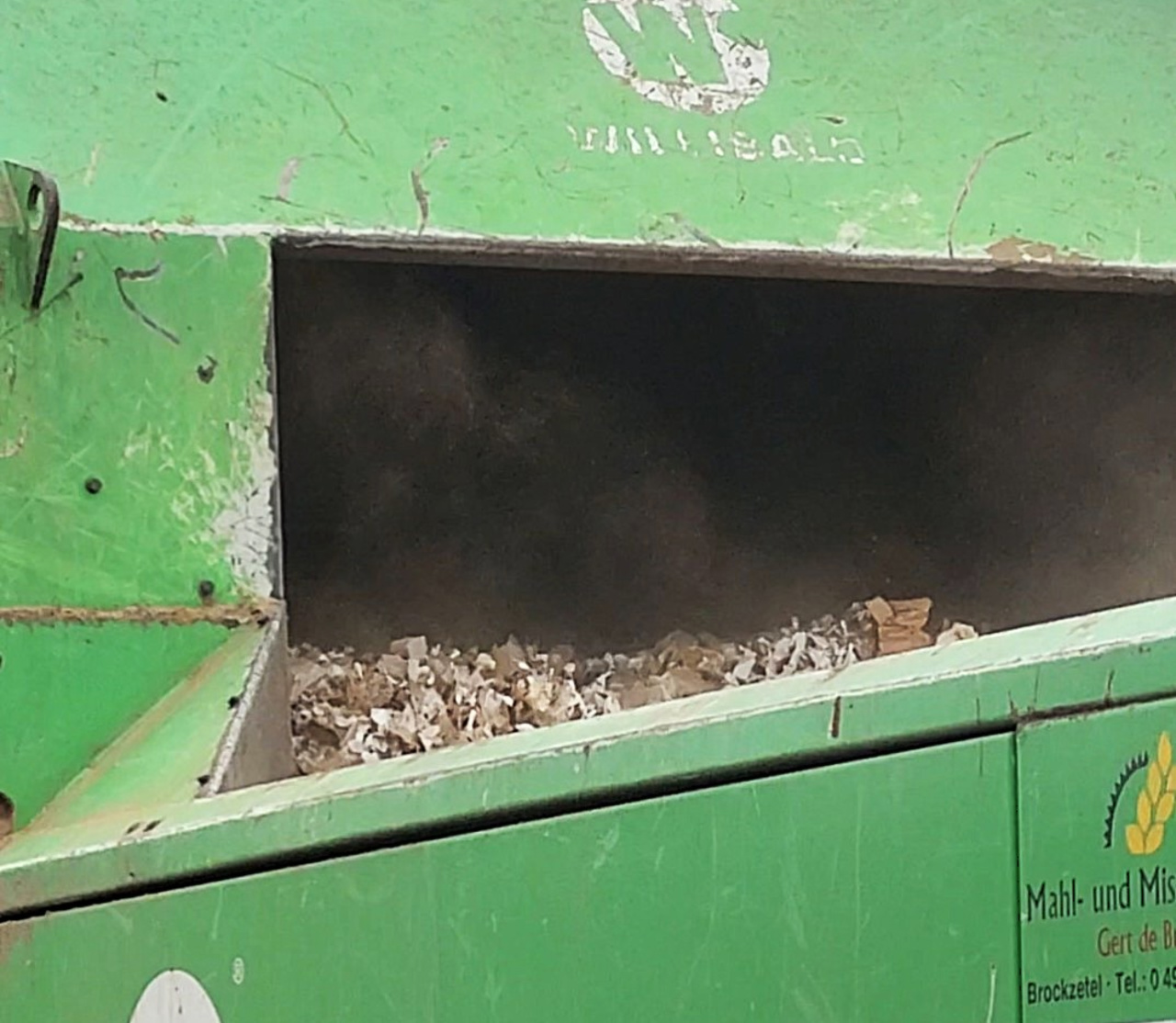 Литовская таможня показала, как уничтожает беларусские сигареты