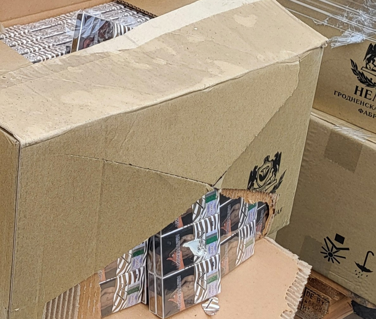 Литовская таможня показала, как уничтожает беларусские сигареты