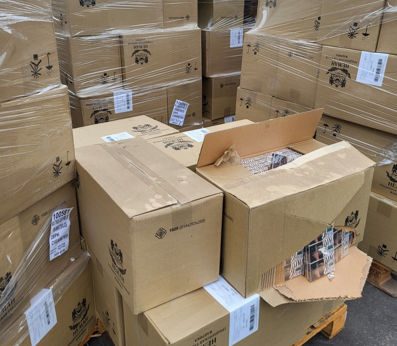 Литовская таможня показала, как уничтожает беларусские сигареты