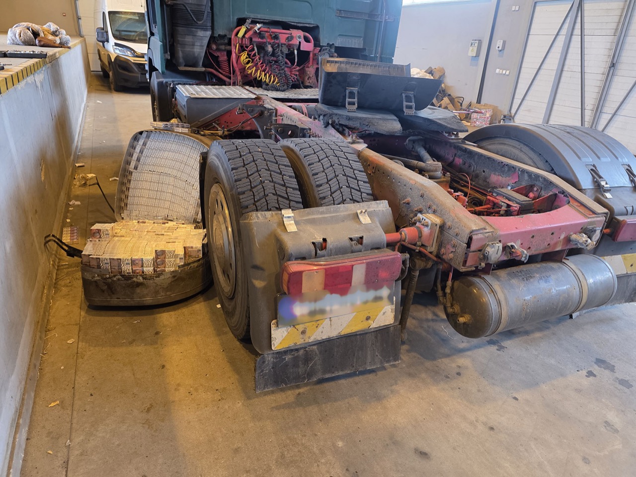 Беларус спрятал сигареты в топливном баке грузовика. Его задержали в Литве