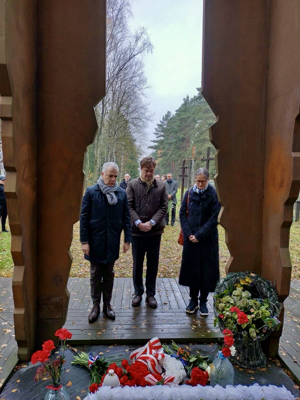Европейские дипломаты в Куропатах почтили память жертв сталинских репрессий