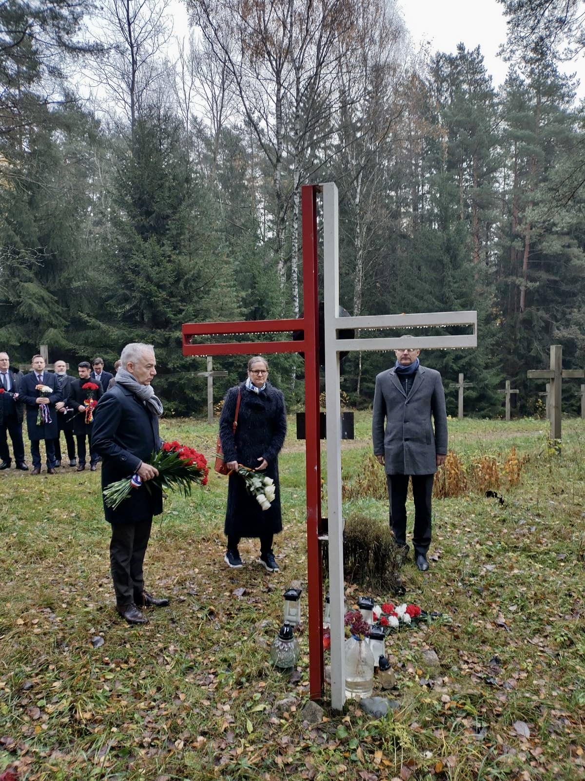 Европейские дипломаты в Куропатах почтили память жертв сталинских репрессий