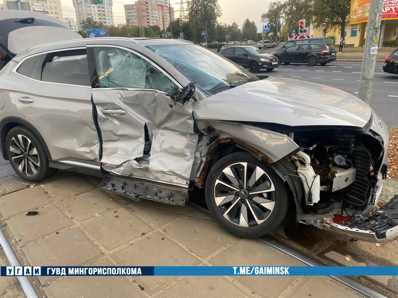 Трамвай протаранил автомобиль в Минске