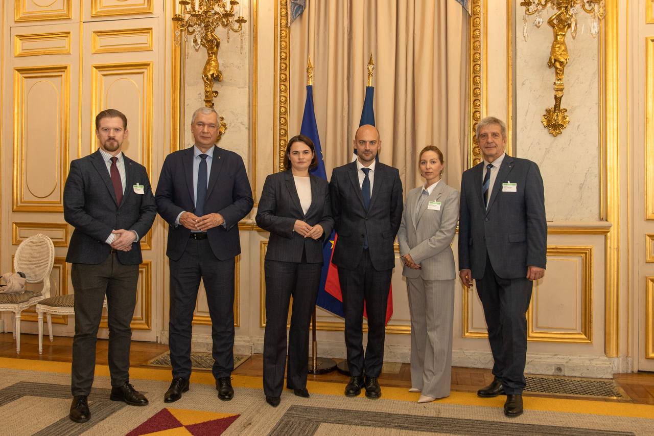 Тихановская обсудила освобождение политзаключенных и выдачу виз беларусам с главой МИД Франции