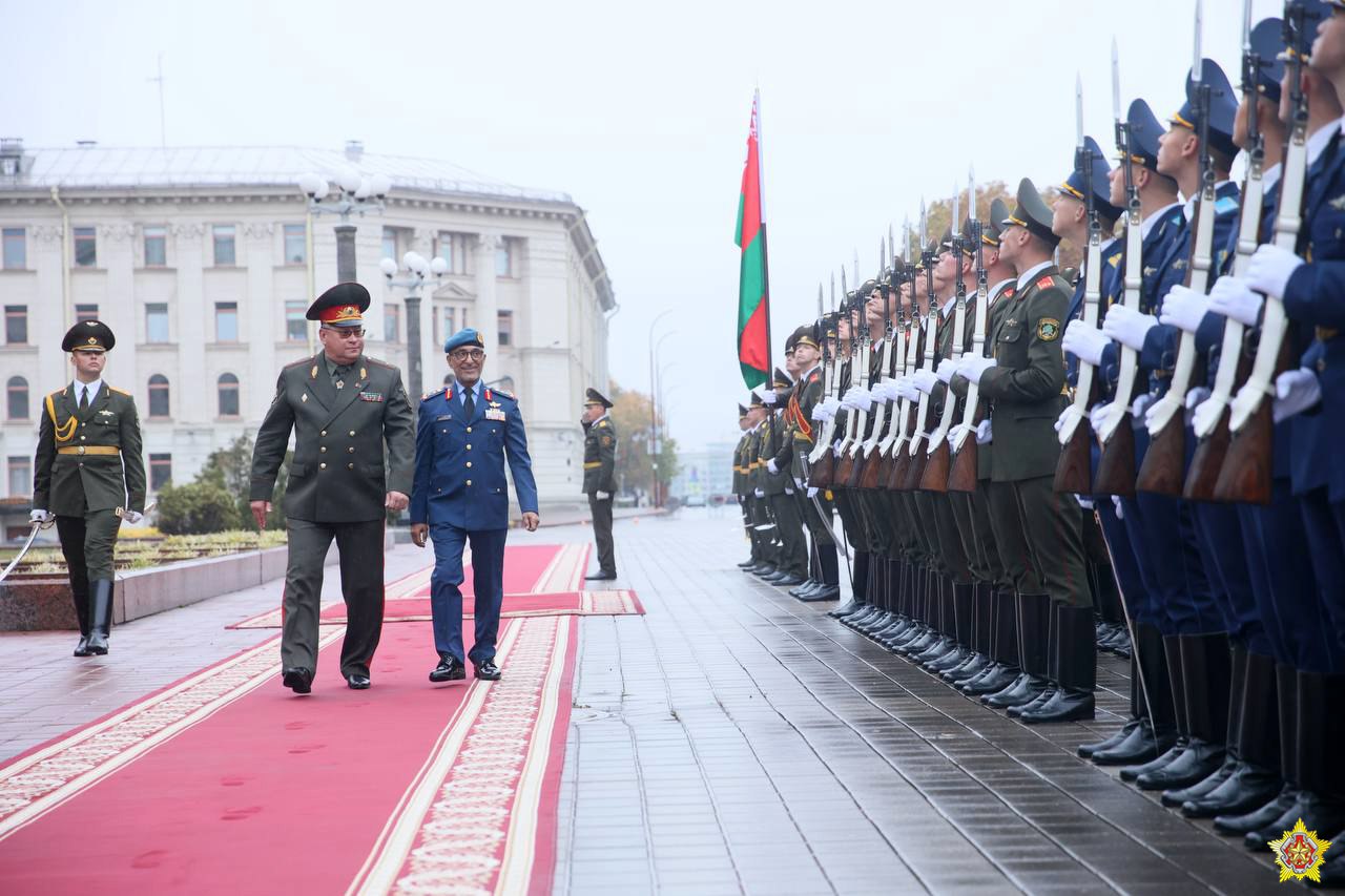 Начальник генштаба ОАЭ прилетел в Беларусь