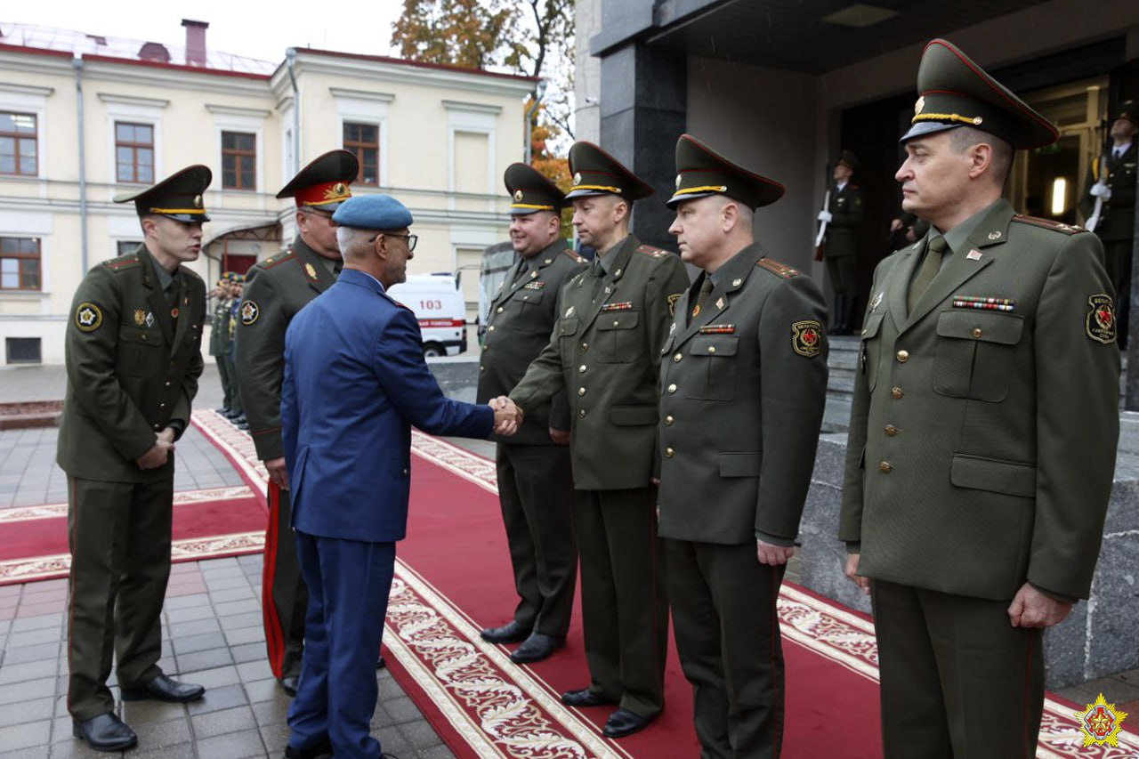 Начальник генштаба ОАЭ прилетел в Беларусь