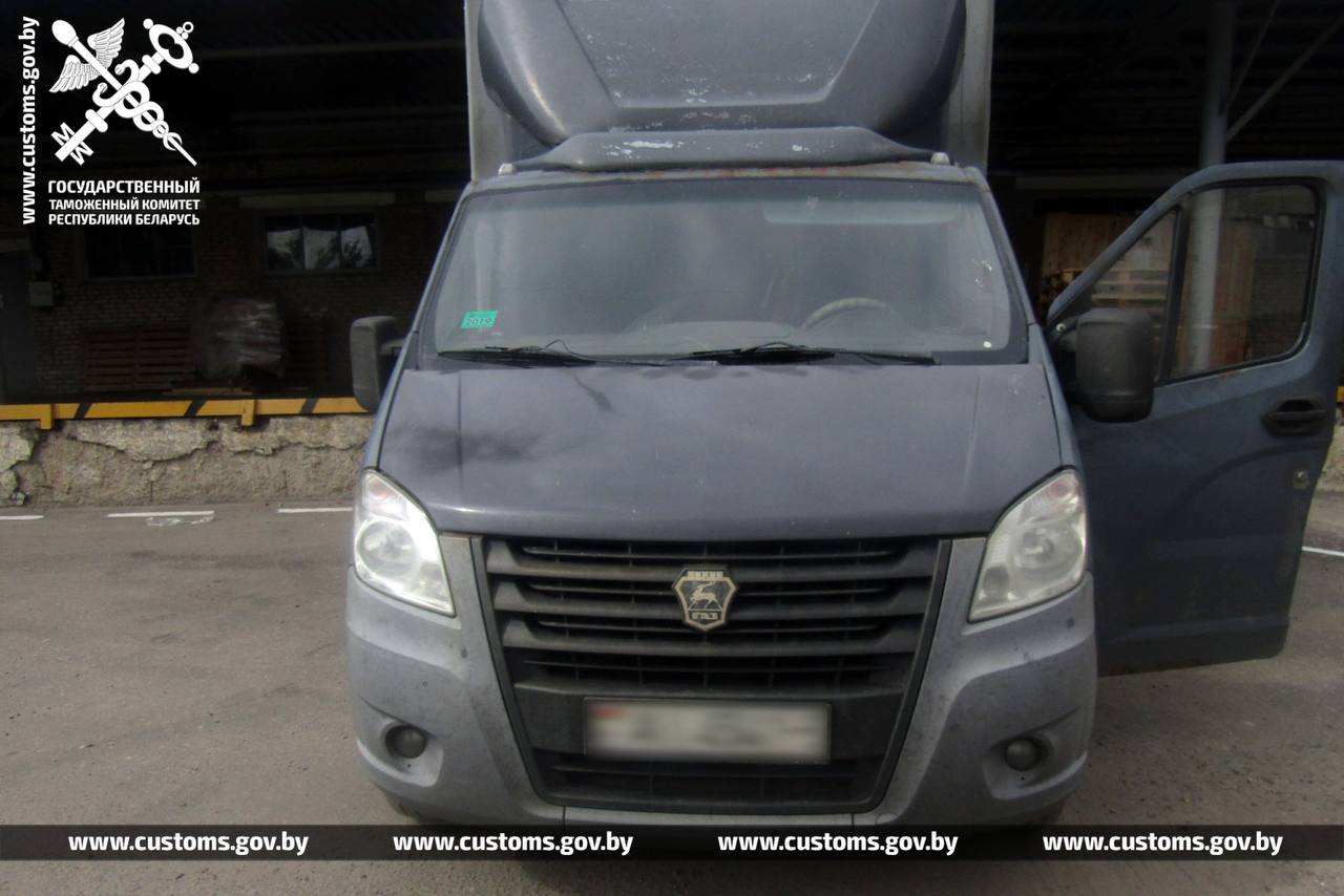 Более 1,2 тонн одежды везли из России в Беларусь по недействительным документам