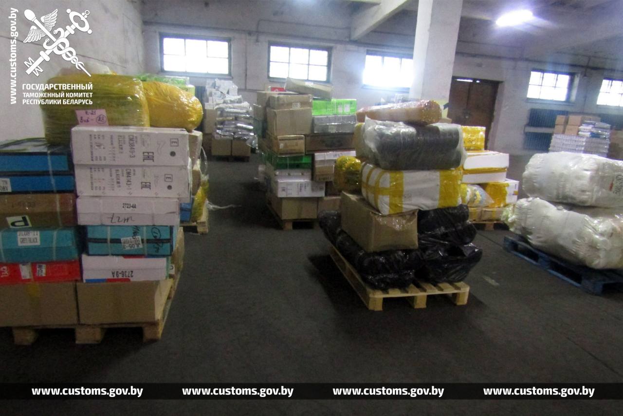 Более 1,2 тонн одежды везли из России в Беларусь по недействительным документам